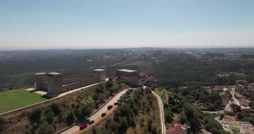 Luftaufnahme der Stadt und der mittelalterlichen Burg von Ourém, Portugal