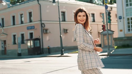 Linda sorridente posando na rua