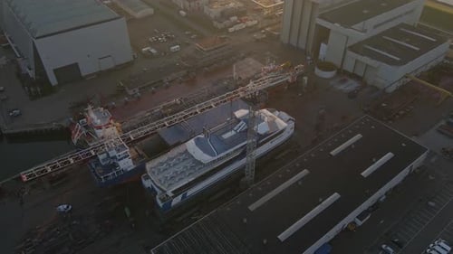 Luftaufnahme der Industriewerft bei Sonnenuntergang, Harlingen, Niederlande