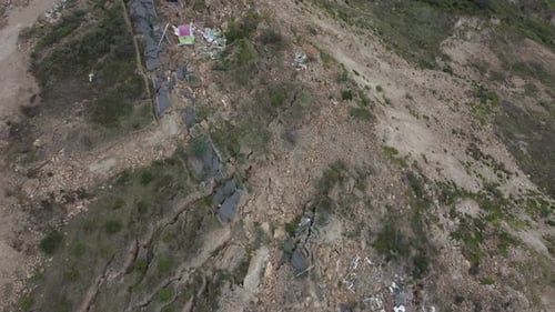Drohnenaufnahme der Route des Erdrutschgebiets aufgrund eines schweren Erdbebens von oben, 4K