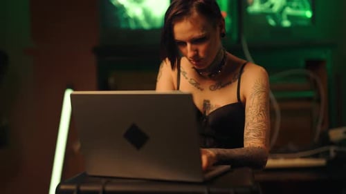 Programadora ou hacker usando um laptop moderno e poderoso para trabalhar ou jogar esportes cibernéticos online e