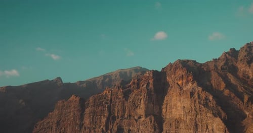 Gipfel des Hochgebirges Los Gigantes Klippen vor blauem Himmel auf Teneriffa