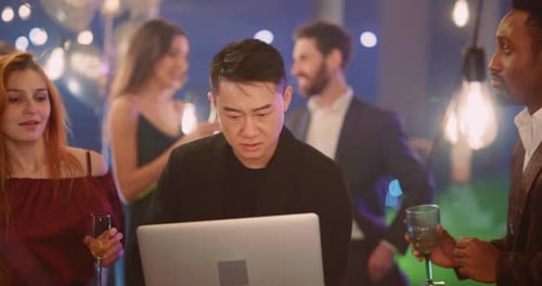 Jeune adulte chinois bourreau de travail exécutant un projet en ligne sur un ordinateur portable tout en marchant