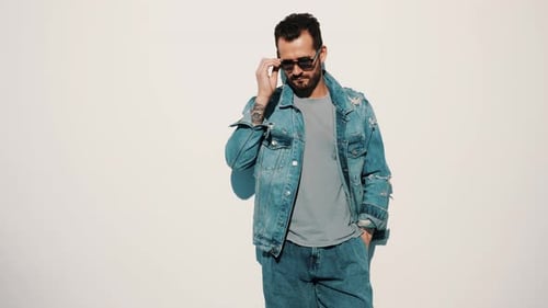 Hübscher Mann posiert im Studio
