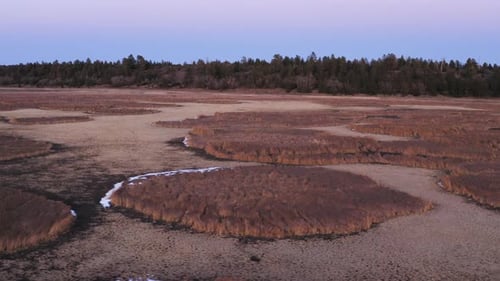 Luftlastwagenaufnahme eines ausgetrockneten Sees in Arizona in der Abenddämmerung. Globale Erwärmung und Klimawandel auf dem Ohr