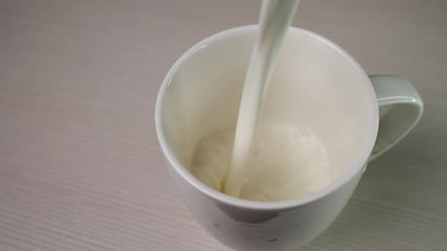 La leche se vierte en una taza
