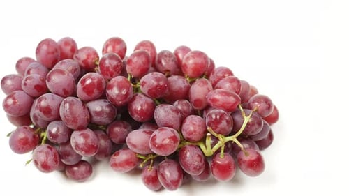 Frische Traubenfrucht isoliert auf weiß
