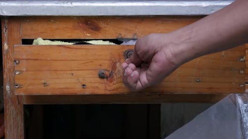 Tiroir en bois à ouverture manuelle et récupération d'un chiffon de nettoyage