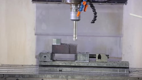 Ein hochpräzises CNC-Fräsen wird mitten im Betrieb in einem modernen