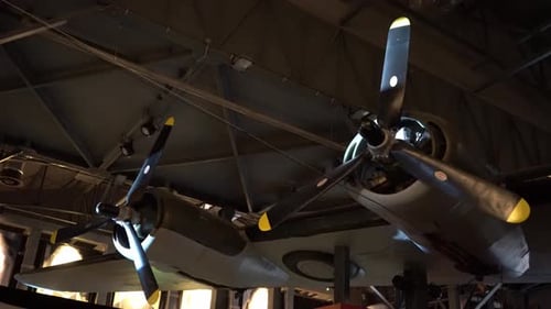 Hélices de aviones en el hangar