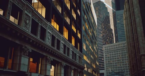 Edificios urbanos que reflejan la luz del atardecer en un ajetreado paisaje urbano