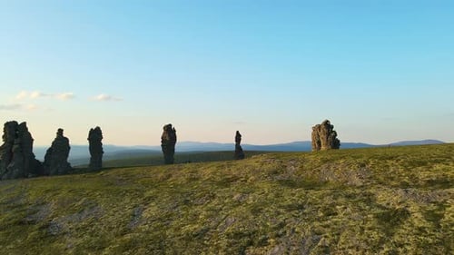 Pilares aéreos de piedra erosionados en la meseta de Manpupuner