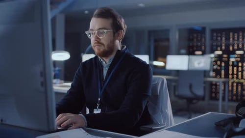 Professioneller Entwicklungsingenieur für Elektronik, der an einem PC im Advanced Techno arbeitet