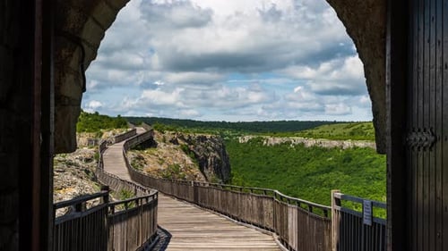 Sich bewegende Wolken über der mittelalterlichen Festung