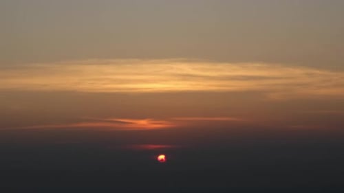 Sonnenaufgang über einem Berg am orangefarbenen Himmel 4k-Zeitraffervideo.