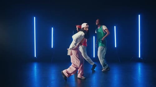 Danseurs exécutant une danse hip hop moderne