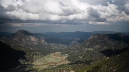 Zeitraffer im Rocky Mountain National Park mit Wolken, die über die Berge ziehen