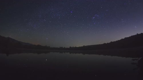 Videobewegung und See mit schönen Sternenspuren und Weltraumstaub im Universum,