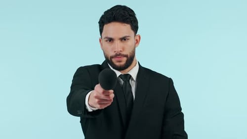 Gesicht, Mann und Nachrichtenreporter mit Mikrofon für ein Interview im Studio isoliert auf blauem Hintergrund