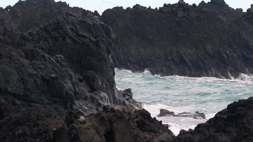 Explorez les falaises côtières escarpées et les vagues déferlantes dans un paysage naturel époustouflant