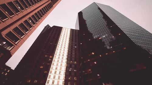 Edificios bajo un cielo nublado en un entorno urbano bullicioso
