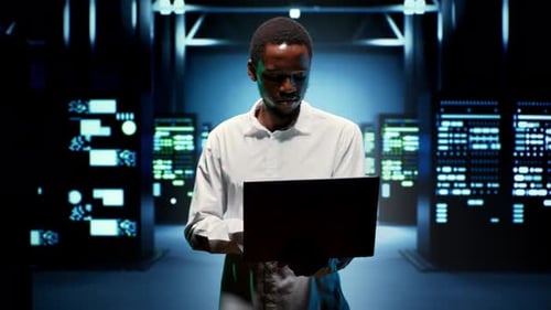 Computerexperte, der zwischen Servern läuft