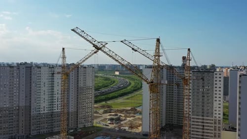 Grúas de construcción y edificios en construcción
