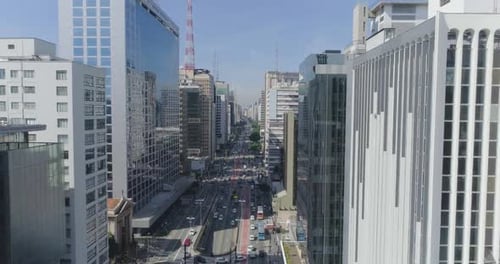 Voando sobre a avenida Paulista, no centro financeiro de São Paulo, Brasil.
