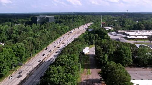 Vista de drone da estrada entre as árvores