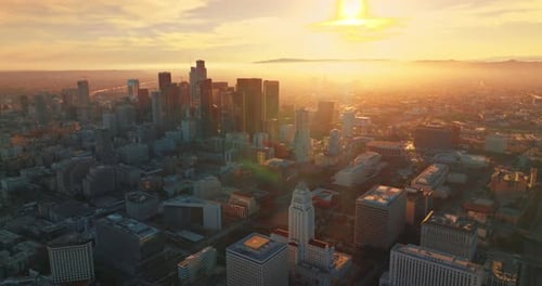 Panorama maravilhoso da Los Angeles contemporânea ao pôr do sol.