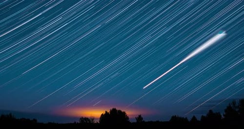Tagesanbruch: Sonnenspur über ländlicher Landschaft, Zeitraffer, ungewöhnlicher atemberaubender Sonnenaufgang, natürlicher Hintergrund
