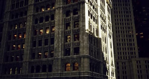 Un edificio histórico se alza en medio de modernos rascacielos en un entorno urbano