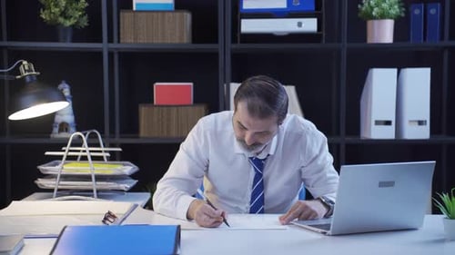 Geschäftsmann zeichnet Projekt und bringt neue und kreative Ideen zu Papier.