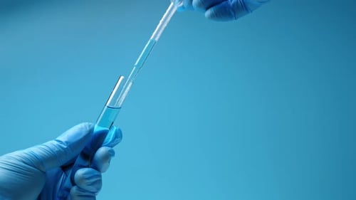 Pipettentropfen in Labortest-Glasröhrchen Nobody Blue Tone