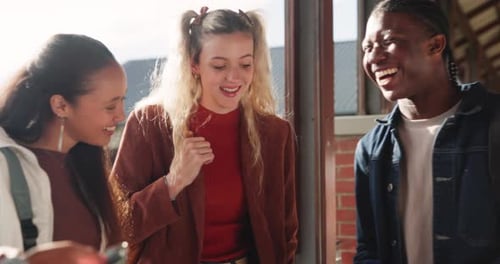 Ria, amigos e faculdade com estudantes felizes no campus com piada em quadrinhos para educação