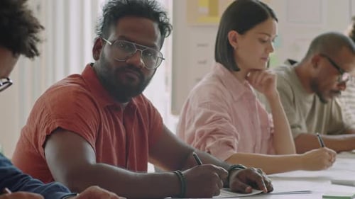 Retrato de un joven que estudia en una escuela para migrantes