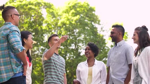 Erfolg, Freundschaft und internationales Konzept - Gruppe von Happy Smiling Friends Making