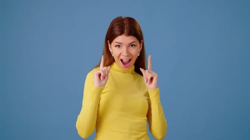 Junge Frau flirtet und bittet darum, sie auf blauem Hintergrund auszuwählen