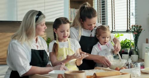 Oma mit Nachkommen und Mutter in moderner Küche