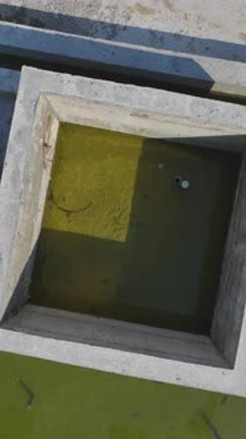 Los equipos de vídeo verticales que colaboran para construir paredes utilizan hormigón y manipulan metal de forma dinámica