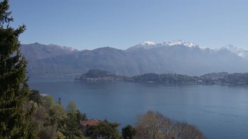 Escena tranquila del lago de Como con vistas al pueblo de Bellagio en Italia. Tiro ancho