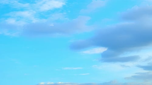 Zeitrafferaufnahme des blauen Himmels mit weißen Wolken, Zeitrafferaufnahmen.