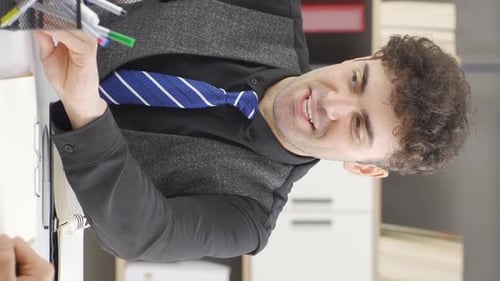 Vidéo verticale de Exciter l'autre partie dans une communication efficace.