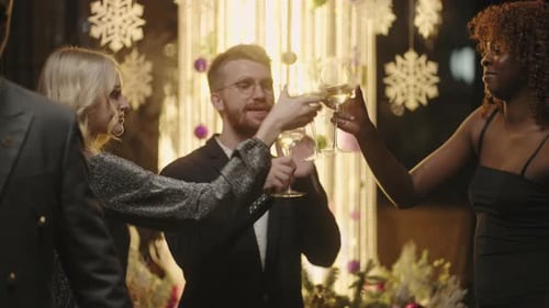 Festa de celebração de Ano Novo Pessoas felizes tocando copos com champanhe Pessoas multiétnicas