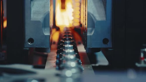 Robot mécanisé qui retire les bouteilles en plastique finies du convoyeur
