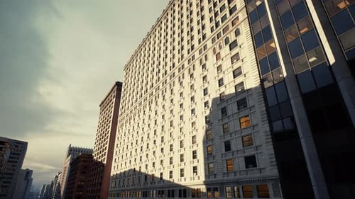 Exterior iluminado con arreglos geométricos de ventanas y encanto histórico