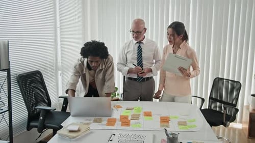 Colegas involucrados en el proceso de trabajo en Table Time Lapse