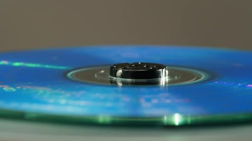 Vintage-CD-Musikplayer in Nahaufnahme mit tragbarem Musikplayer zum Anhören mit Compact Disc