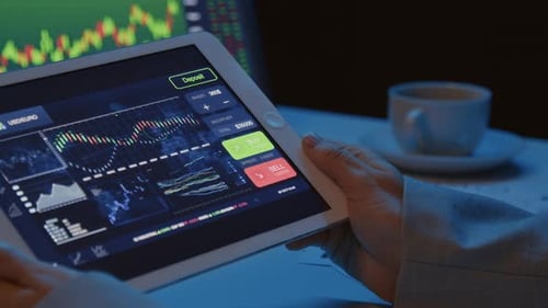 Frau hält Tablet mit Kryptoanalyseprogramm in der Hand