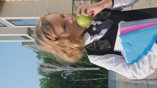 Alumno come manzana mientras va a clases